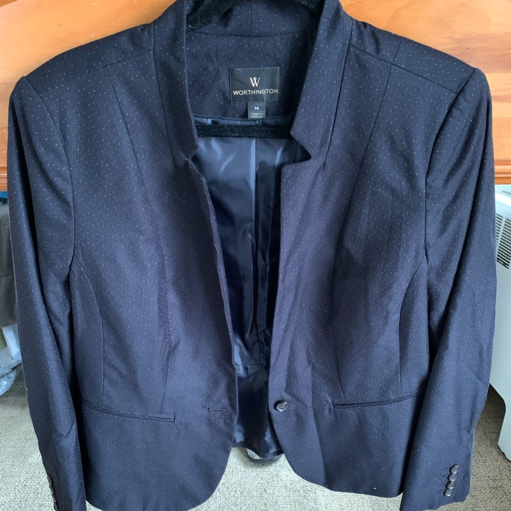 Chic navy blazer.